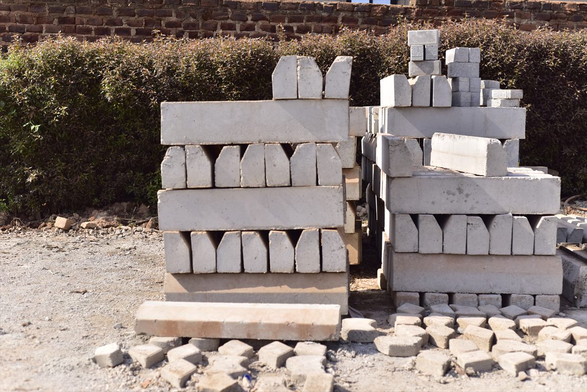 Cross-stacked BOKSWA precast concrete kerb stones in the yard