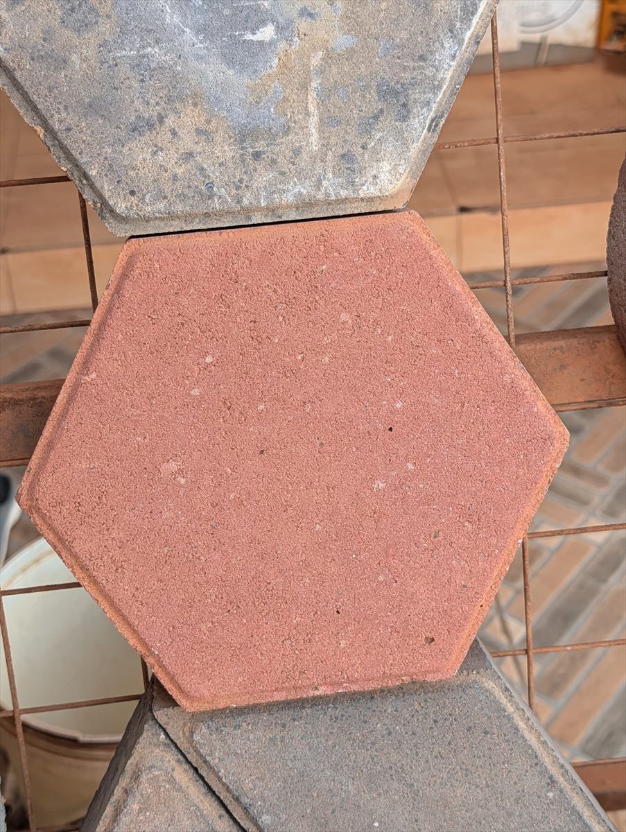 BOKSWA Hexagon, red concrete paver profile