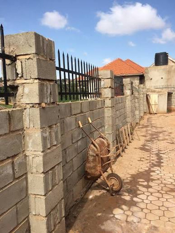 Hollow-block boundary wall with steel railing above