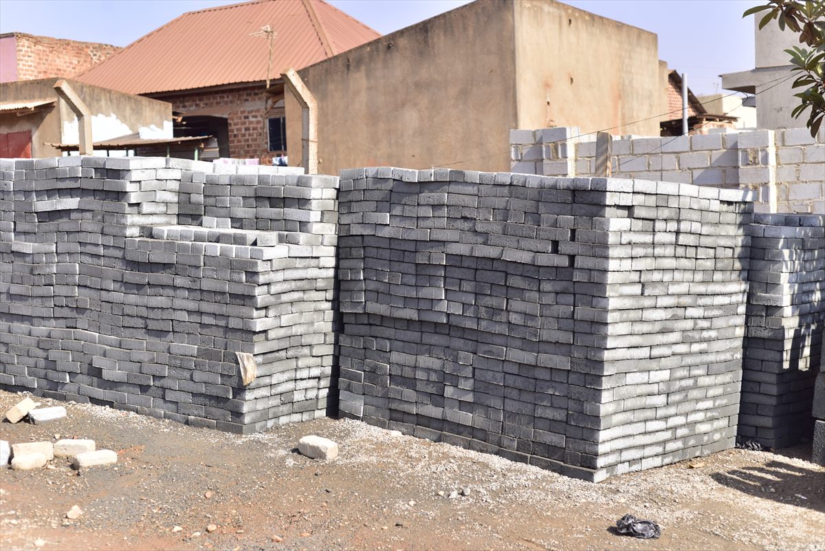 Block wall under construction on site using BOKSWA concrete blocks