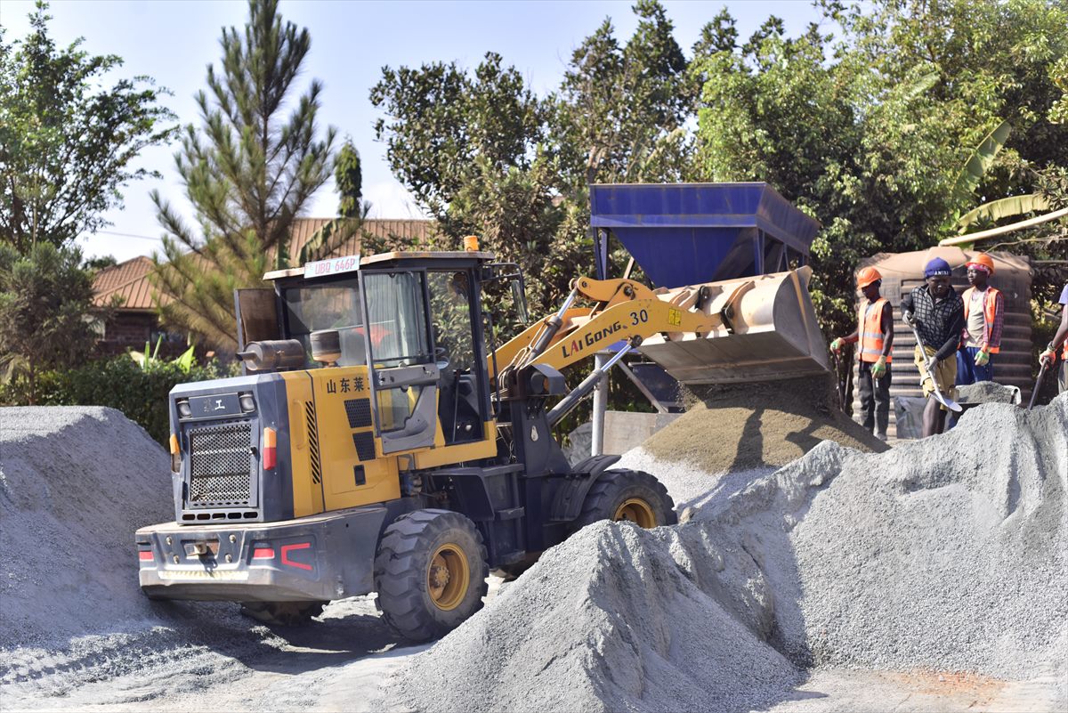 Wheel loader moving crushed aggregate at the BOKSWA yard