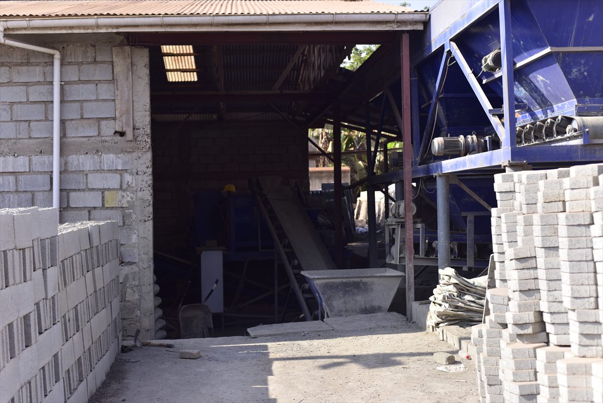 Concrete batching plant and conveyor inside the BOKSWA production shed