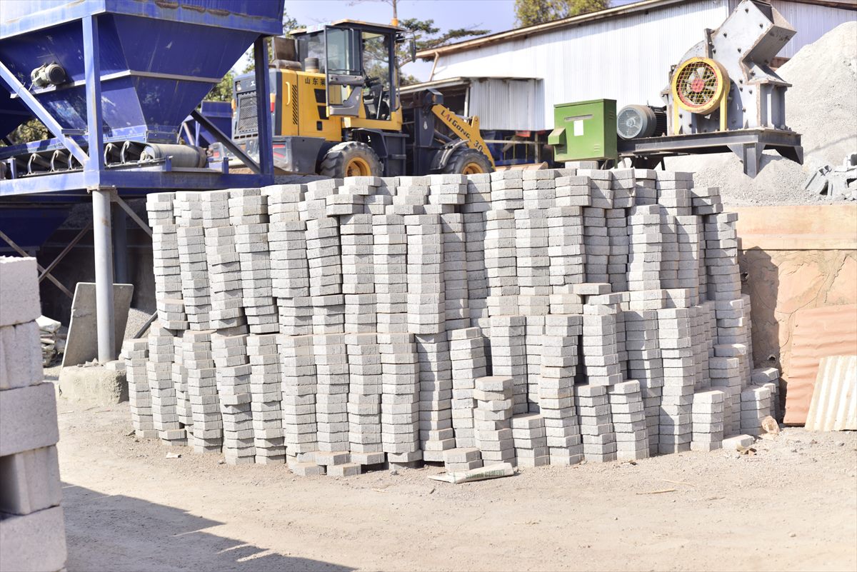 Batching plant and wheel loader with freshly moulded blocks stacked in the BOKSWA yard